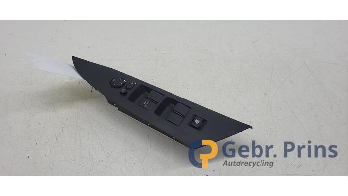 Usados Interruptor de ventanilla eléctrica Mazda 3 Sport (BL14/BLA4/BLB4) 1.6i MZR 16V Precio € 25,00 Norma de margen ofrecido por Autorec. Gebr. Prins b.v.