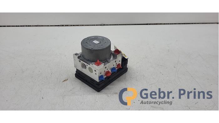 Begagnade ABS-pump Peugeot 2008 (UD/UK/UR/US/UX) 1.2 VTi 12V PureTech 130 Pris € 150,00 Marginaltabell erbjuds av Autorec. Gebr. Prins b.v.