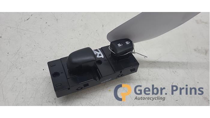 Usados Interruptor de ventanilla eléctrica Nissan Micra (K14) 1.0 IG-T 100 Precio € 10,00 Norma de margen ofrecido por Autorec. Gebr. Prins b.v.
