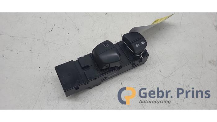 Usados Interruptor de ventanilla eléctrica Nissan Micra (K14) 1.0 IG-T 100 Precio € 20,00 Norma de margen ofrecido por Autorec. Gebr. Prins b.v.