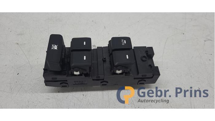 Usados Interruptor de ventanilla eléctrica Hyundai i20 (GBB) 1.2i 16V Precio € 25,00 Norma de margen ofrecido por Autorec. Gebr. Prins b.v.