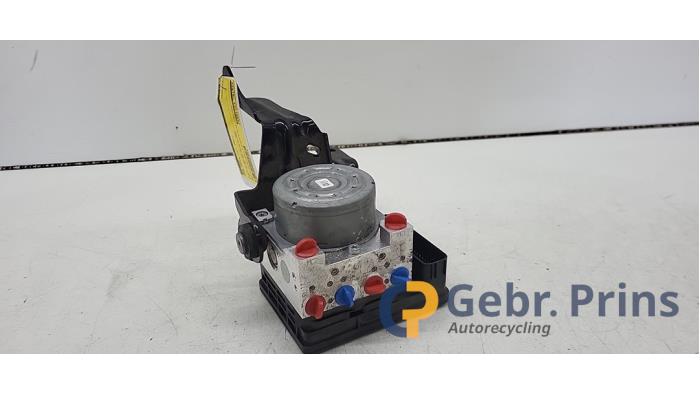 Begagnade ABS-pump Ford Focus 4 1.0 Ti-VCT EcoBoost 12V 125 Pris € 150,00 Marginaltabell erbjuds av Autorec. Gebr. Prins b.v.