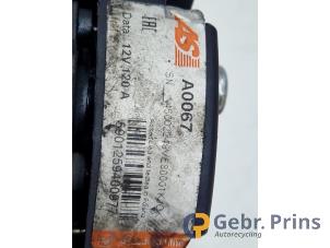 Dynamo van een Mercedes-Benz C Combi (S203) 2.6 C-240 18V 2001