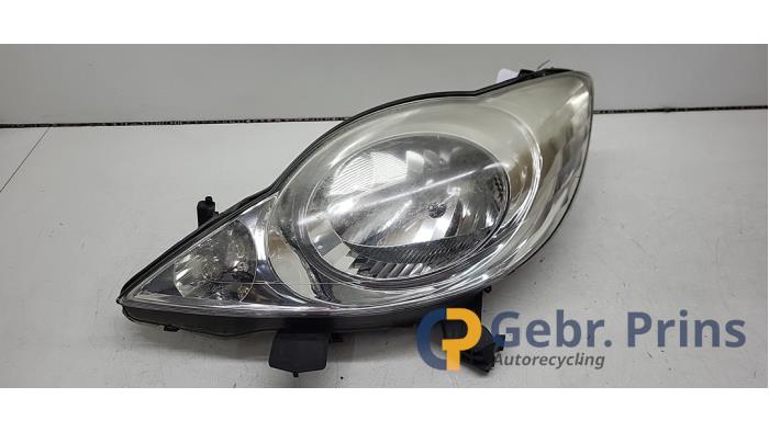 Używane Reflektor lewy Peugeot 107 1.0 12V Cena € 35,00 Procedura marży oferowane przez Autorec. Gebr. Prins b.v.