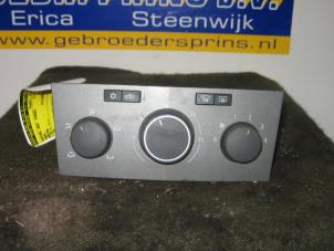 Usagé Panneau de commandes chauffage Opel Astra H GTC (L08) 1.6 16V Twinport Prix € 25,00 Règlement à la marge proposé par Autorec. Gebr. Prins b.v.