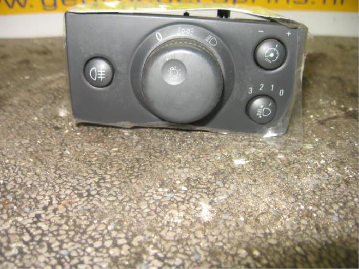 Interruptor de luz de un Opel Meriva 1.6 16V 2003
