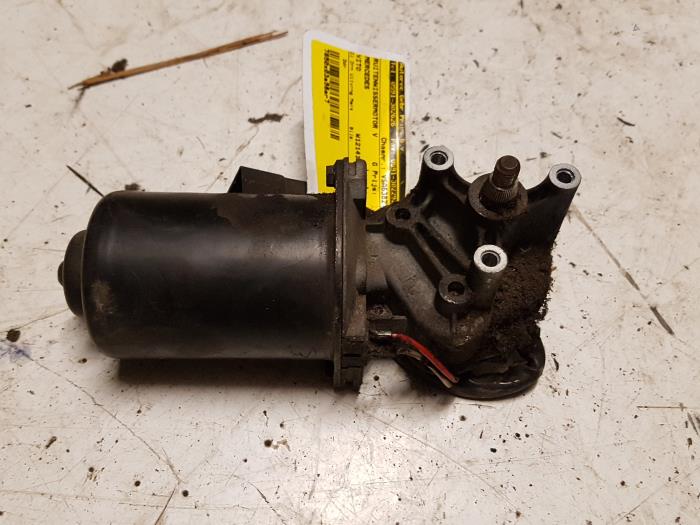 Front wiper motor from a Mercedes-Benz Vito (638.0) 2.3 110D 1998