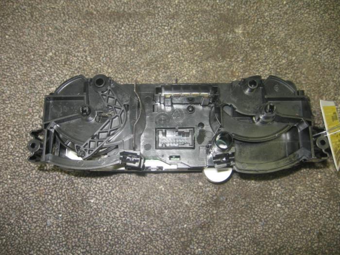 Heizung Bedienpaneel van een Mitsubishi Colt 1.3 16V 2010
