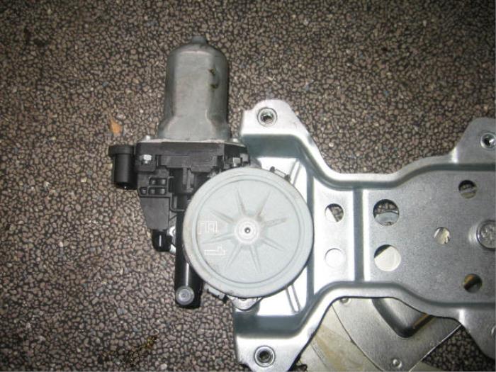 Door window motor from a Suzuki Splash 1.2 VVT 16V 2011