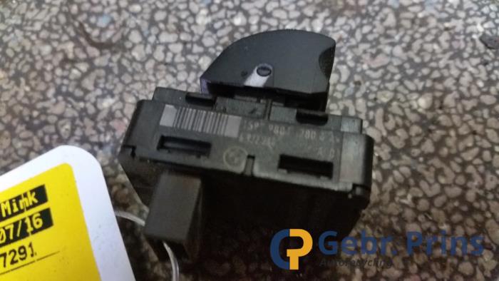 Usados Interruptor de ventanilla eléctrica BMW 5 serie Touring (E61) 525i 24V Precio € 10,00 Norma de margen ofrecido por Autorec. Gebr. Prins b.v.