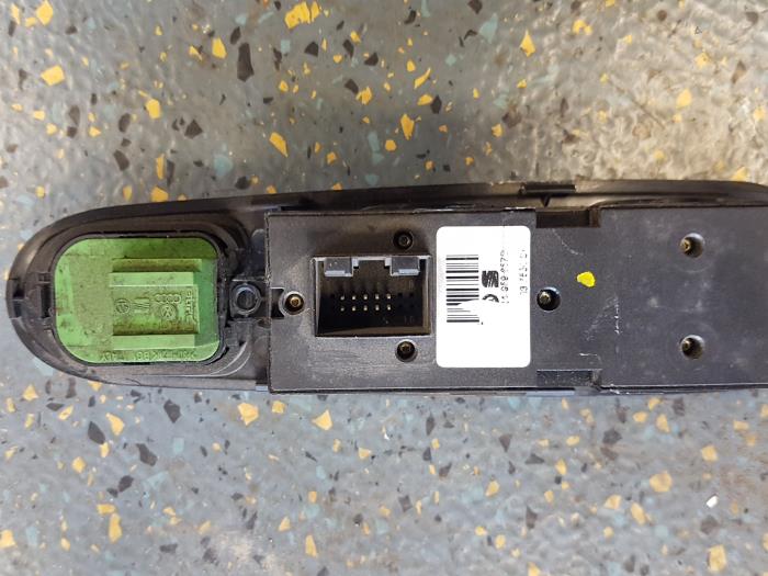 Electric window switch from a Seat Leon (1P1) 1.9 TDI 105 2008