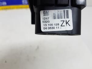 Używane Przelacznik swiatel Opel Astra H GTC (L08) 1.9 CDTi 120 Cena € 10,00 Procedura marży oferowane przez Autorec. Gebr. Prins b.v.