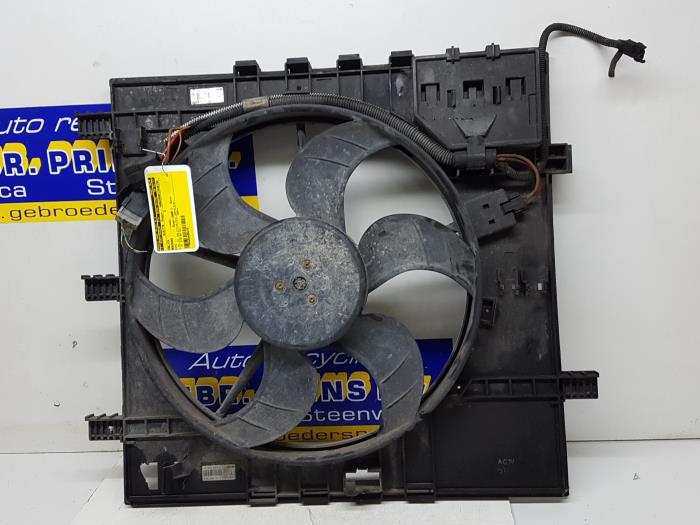 Cooling fans from a Mercedes-Benz Vito (638.1/2) 2.2 CDI 108 16V 2000