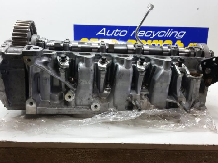 Cylinder head from a Renault Clio IV Estate/Grandtour (7R) 1.5 Energy dCi 90 FAP 2016
