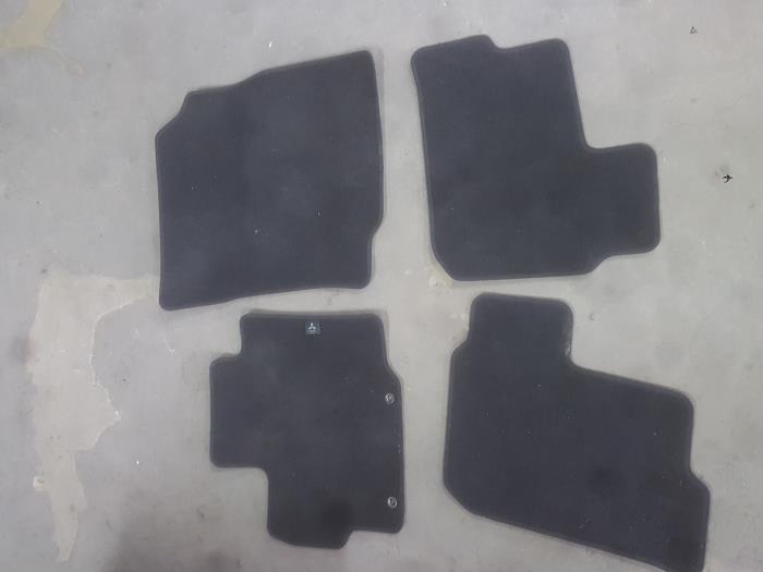 Set of mats from a Mitsubishi Space Star (A0) 1.0 12V 2015