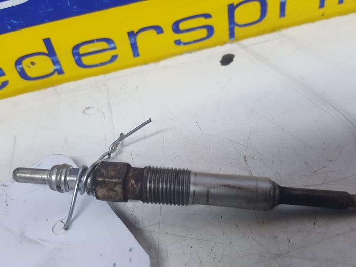 Glow plug from a Volkswagen Polo IV (9N1/2/3) 1.4 TDI 70 2009