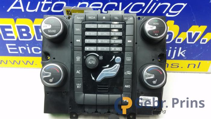 Używane Panel obslugi radia Volvo V60 I (FW/GW) 2.4 D6 20V Plug-in Hybrid AWD Cena € 100,00 Procedura marży oferowane przez Autorec. Gebr. Prins b.v.
