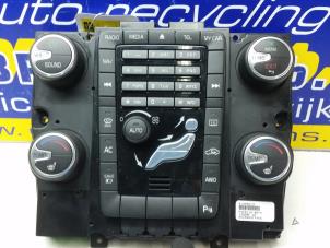 Usagé Panneau commande radio Volvo V60 I (FW/GW) 2.4 D6 20V Plug-in Hybrid AWD Prix € 100,00 Règlement à la marge proposé par Autorec. Gebr. Prins b.v.