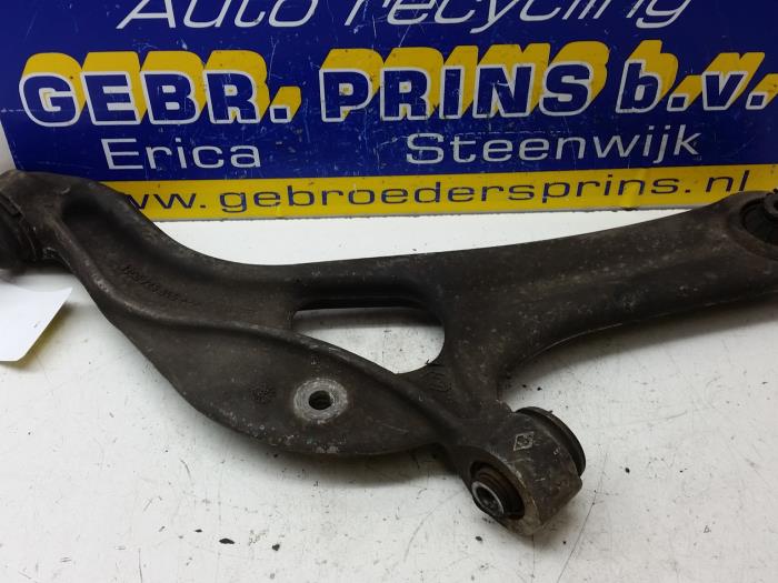 Front lower wishbone, left from a Renault Clio III (BR/CR) 2.0 16V Renault Sport 2008