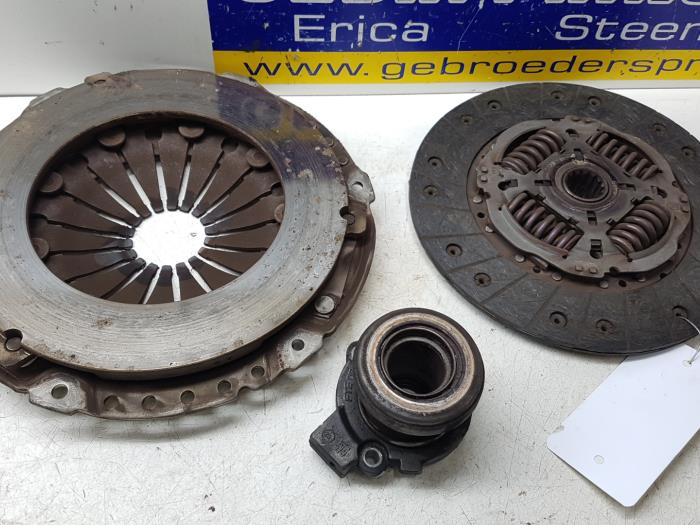 Clutch kit (complete) from a Opel Zafira (F75) 2.2 16V 2003