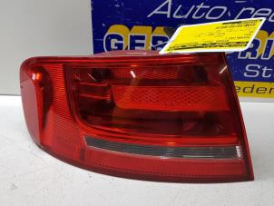 Usagé Feu arrière secondaire gauche Audi A4 (B8) 3.0 TDI V6 24V Quattro Prix € 40,00 Règlement à la marge proposé par Autorec. Gebr. Prins b.v.
