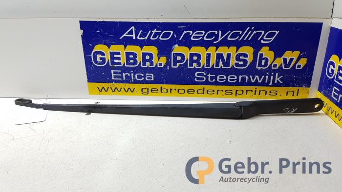 Rear wiper blade arm