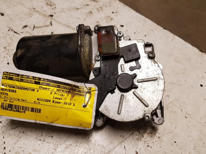 Front wiper motor from a Mercedes-Benz Vito (639.6) 2.2 111 CDI 16V 2010