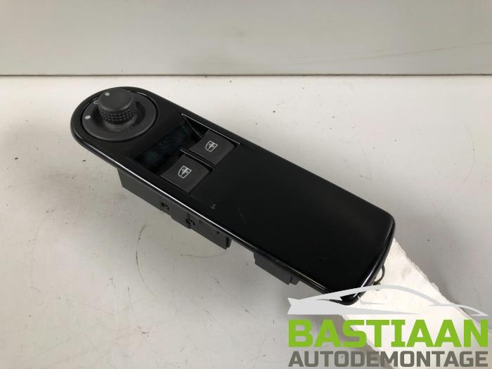 Usados Interruptor combinado de ventanillas Renault Clio IV (5R) 1.5 Energy dCi 90 FAP Precio € 19,00 Norma de margen ofrecido por Bastiaan Autodemontage