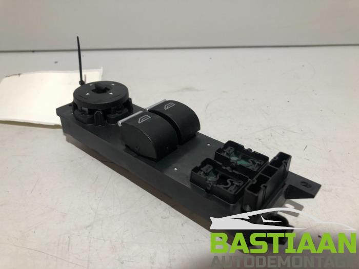 Usados Interruptor combinado de ventanillas Ford Fiesta 7 1.5 TDCi 85 Precio € 24,00 Norma de margen ofrecido por Bastiaan Autodemontage