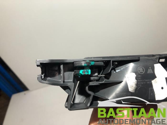 Begagnade Handtag Skoda Fabia III (NJ3) 1.0 12V Pris € 28,00 Marginaltabell erbjuds av Bastiaan Autodemontage