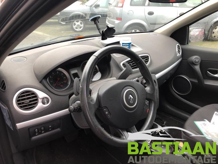 Dashboard from a Renault Clio III (BR/CR) 1.2 16V Quickshift 5 2008