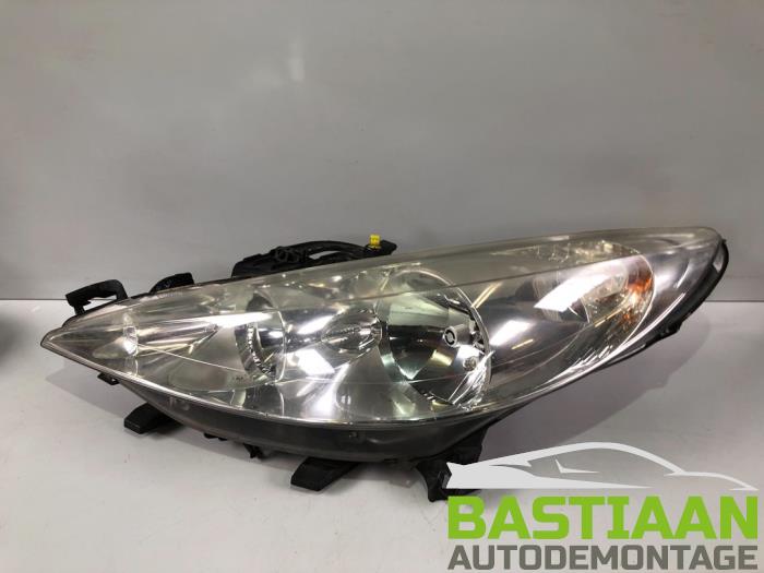 Używane Reflektor lewy Peugeot 207/207+ (WA/WC/WM) 1.4 16V VTi Cena € 49,99 Procedura marży oferowane przez Bastiaan Autodemontage