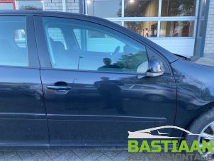 Usados Placa de puerta de 4 puertas derecha delante Volkswagen Golf V (1K1) 1.6 FSI 16V Precio € 49,99 Norma de margen ofrecido por Bastiaan Autodemontage