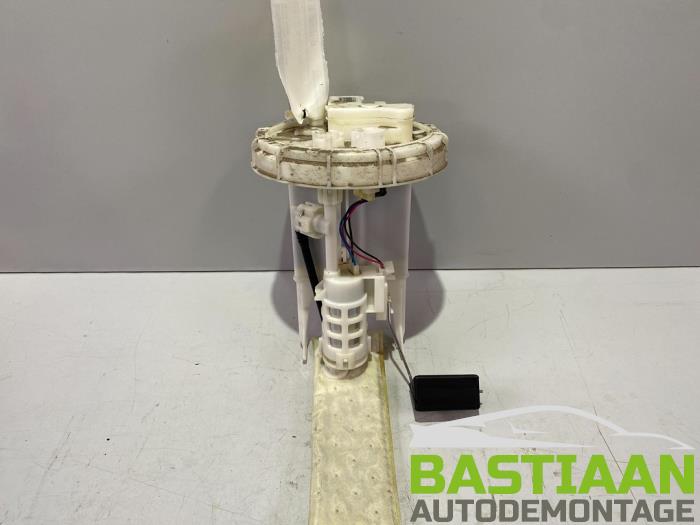 Electric fuel pump from a Toyota Yaris III (P13) 1.33 16V Dual VVT-I 2012