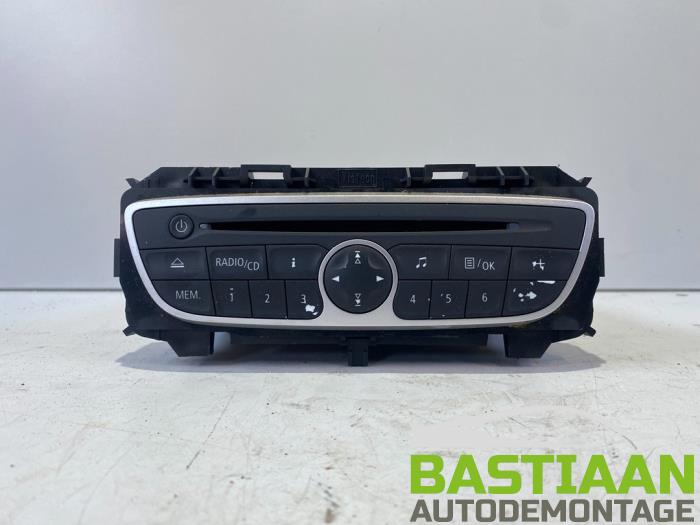 Radio CD player from a Renault Twingo II (CN) 1.5 dCi 90 FAP 2011
