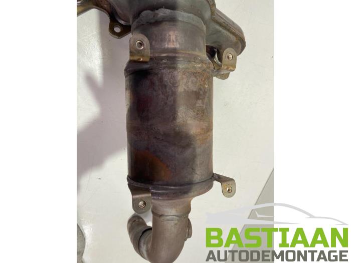 Exhaust manifold + catalyst from a Fiat 500 (312) 1.2 69 2015