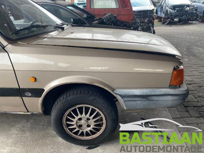 Pare-chocs avant d'un Audi 80 (B2) 1.6 CC 1985