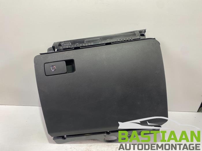 Glovebox from a Volkswagen Passat Variant (365) 1.6 TDI 16V Bluemotion 2014