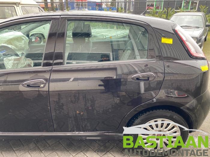 Begagnade Bakdörr, 4-dörrars, vänster Fiat Punto Evo (199) 1.3 JTD Multijet 85 16V Euro 5 Pris € 99,99 Marginaltabell erbjuds av Bastiaan Autodemontage
