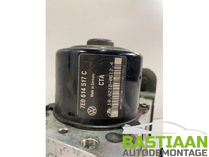 ABS Pumpe van een Volkswagen Transporter/Caravelle T5 2.0 TDI DRF 2010