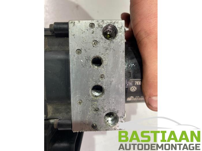 ABS Pumpe van een Volkswagen Transporter/Caravelle T5 2.0 TDI DRF 2010