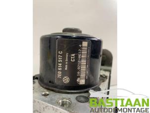 ABS Pumpe van een Volkswagen Transporter/Caravelle T5 2.0 TDI DRF 2010