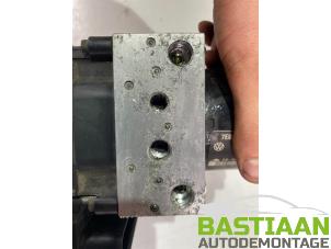 ABS Pumpe van een Volkswagen Transporter/Caravelle T5 2.0 TDI DRF 2010