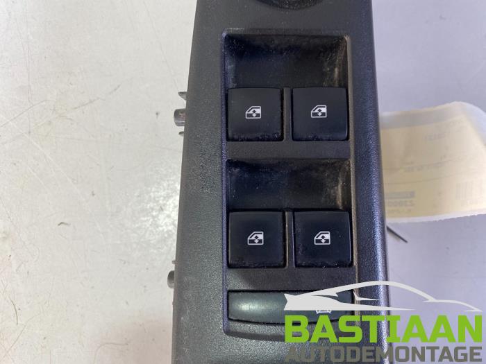 Multi-functional window switch from a Chevrolet Cruze (305) 1.7 D 2013