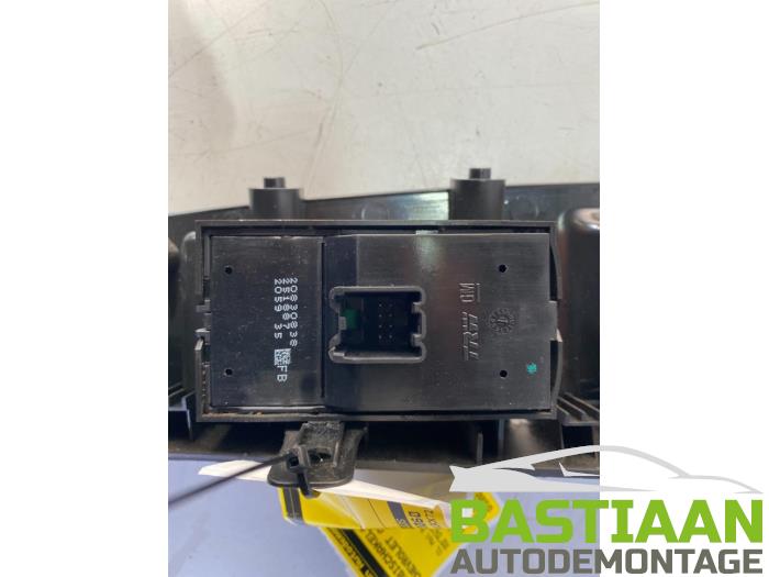 Multi-functional window switch from a Chevrolet Cruze (305) 1.7 D 2013