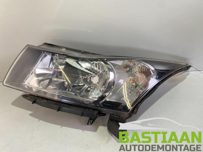 Używane Reflektor lewy Chevrolet Cruze (305) 1.7 D Cena na żądanie oferowane przez Bastiaan Autodemontage