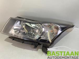 Used Headlight, left Chevrolet Cruze (305) 1.7 D Price on request offered by Bastiaan Autodemontage