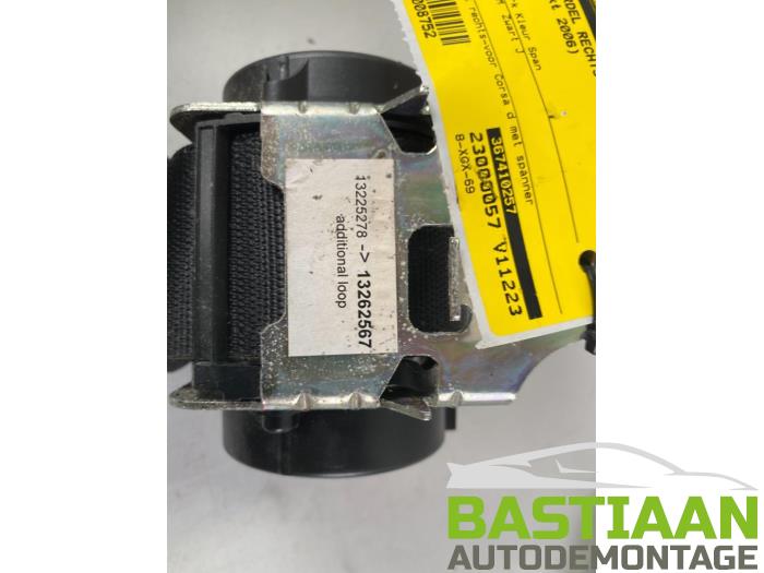 Front seatbelt, right from a Opel Corsa D 1.0 2006