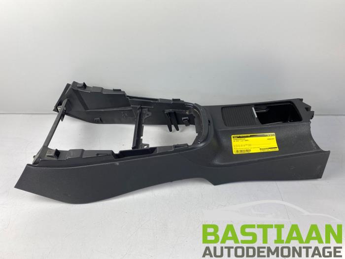 Middle console from a Volkswagen Golf VI (5K1) 2.0 GTI 16V 2009
