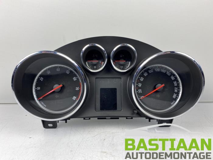 Panel de instrumentación de un Opel Astra J Sports Tourer (PD8/PE8/PF8) 1.4 16V ecoFLEX 2013